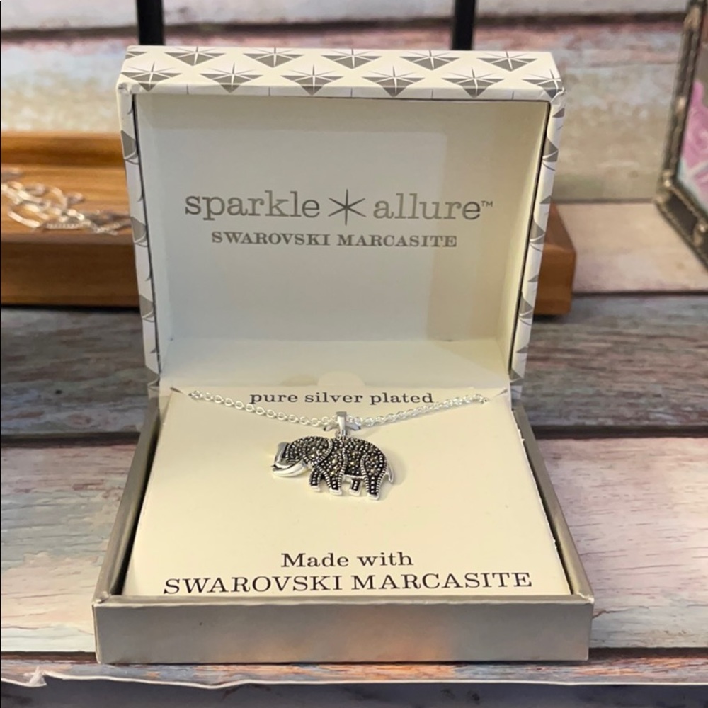 NWT Silver plated elephant necklace w/Swarovski 6